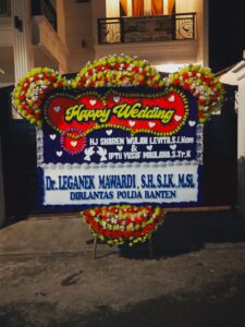 Karangan Bunga Papan Happy Wedding Serang